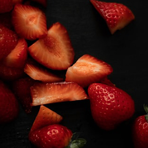 Fabelle Strawberry Cheesecake, Luxury Milk Chocolate Centre Filled Bar with Strawberry and Cheese Mousse, 131 g