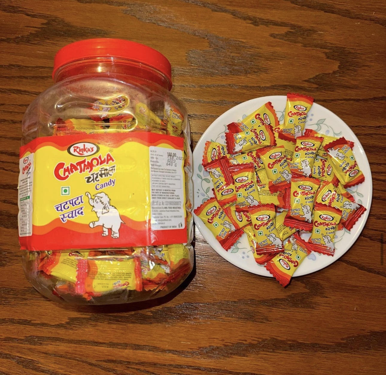 Pack of Rinka's Chatmola goli candy sachets in packet