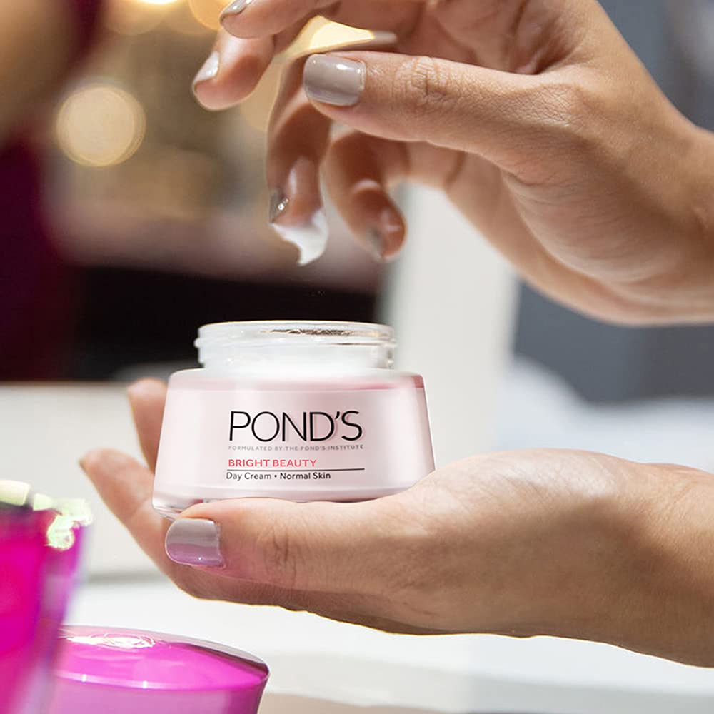 POND'S Bright Beauty Day Cream 35 g, Non-Oily, Mattifying Daily Face Moisturizer, SPF 15 - With Niacinamide to Lighten Dark Spots for Glowing Skin – view 5